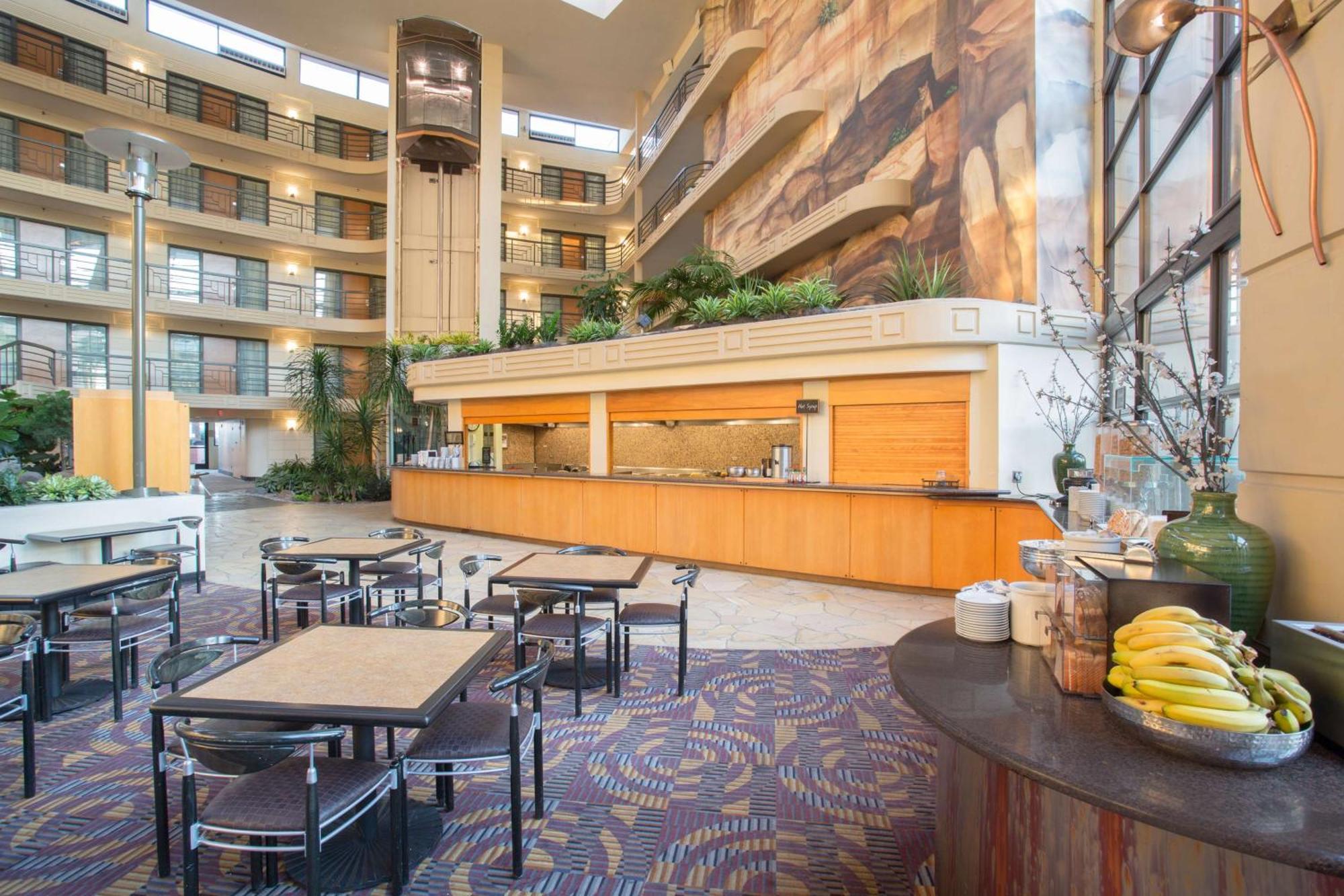 Embassy Suites By Hilton Phoenix Biltmore Exterior foto
